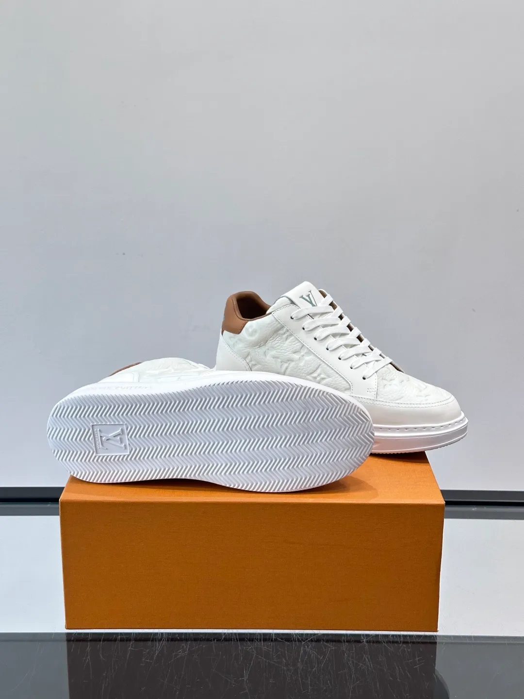 Men's shoes 💰p400 "＊OUIS ＊UITTO＊" Men's sports shoes, grained cow leather are low-key and recognizable. The rubber sole is thick and lightweight, the padded insole + technical lining make it super comfortable to wear! The main color with brown details is versatile and fashionable, and can be worn for daily leisure or business ~ LV embossing on the side of the shoe + brand logo on the sole, perfect details! size: 38-44 (45 customized)
